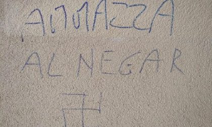 Nuova scritta contro ragazzo senegalese, oggi manifestazione antirazzista