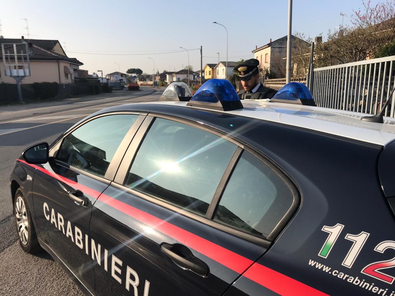 Evade dai domiciliari a Garlasco e tenta di derubare un anziano