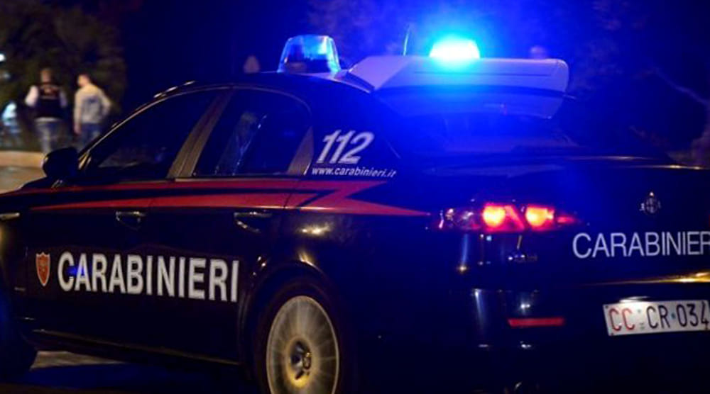 Tenta di farla finita dopo la lite con la compagna: arrivano i carabinieri