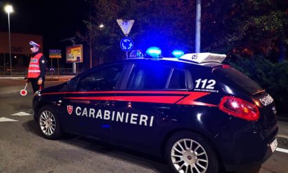Aggredisce clienti di un bar e poi i carabinieri, arrestato