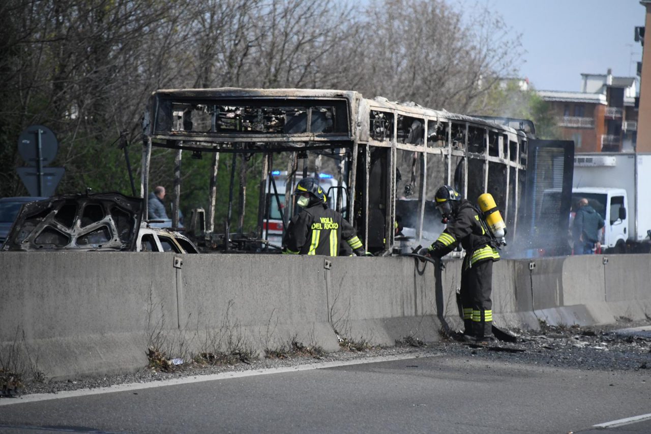 Sequestra autobus in gita scolastica e gli dà fuoco VIDEO