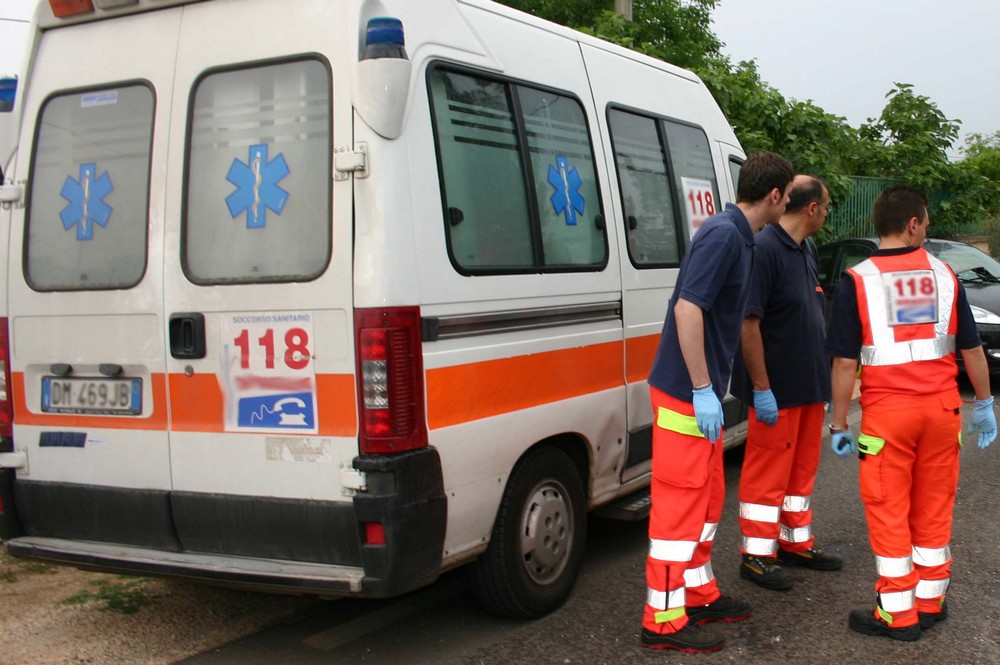 Schianto tra due auto a Parona, tre feriti sulla statale 494