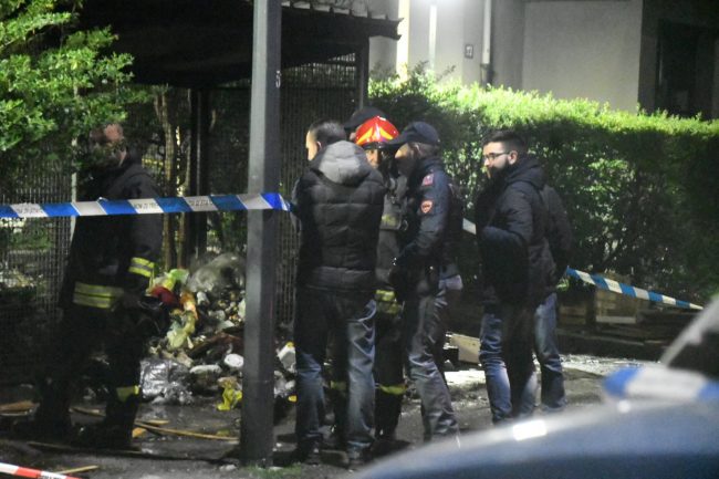 Cadavere mutilato, decapitato e bruciato in strada FOTO