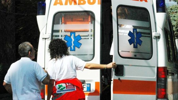 Perde il controllo dell’auto e si schianta contro il guard rail in Tangenziale