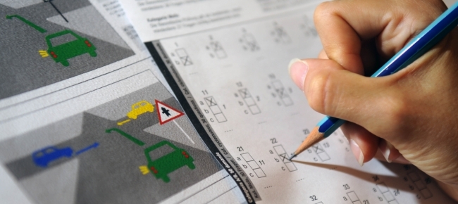 Esame teorico di guida con gli auricolari per copiare: 35enne denunciato