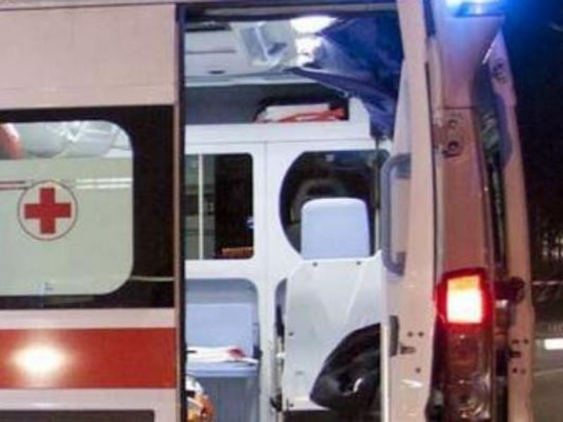 Vento forte a Vigevano, insegna colpisce un passante