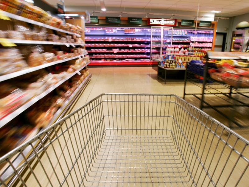 Armato di cacciaviti tenta rapina al Famila, messo in fuga dalla cassiera