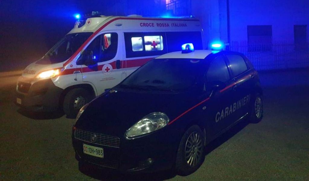 In preda all’ira sequestra i genitori e li minaccia con due coltelli