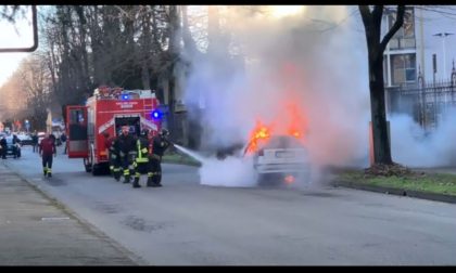 Auto in fiamme davanti all’ospedale di Abbiategrasso