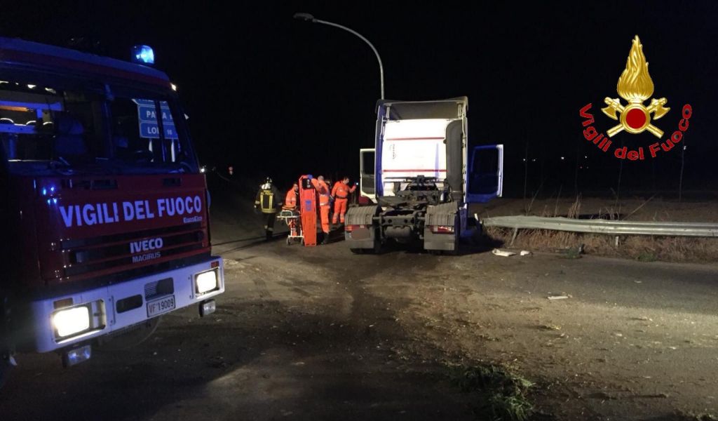 Finisce con il camion contro palo dell’Enel, 64enne in ospedale