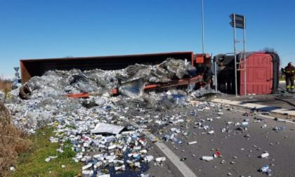 Si ribalta Tir carico di rifiuti ferrosi