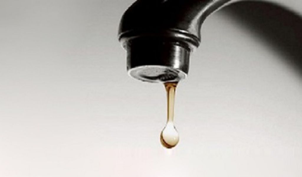 Acqua marrone dai rubinetti: residenti del Ticinello esasperati