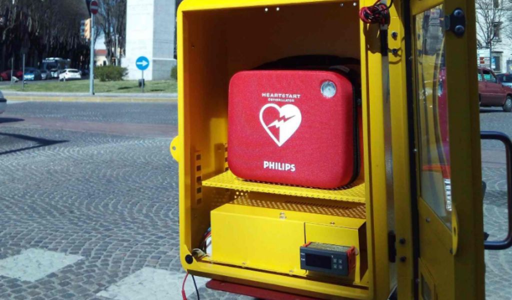 Nuova postazione salvavita munita di defibrillatore a Pavia