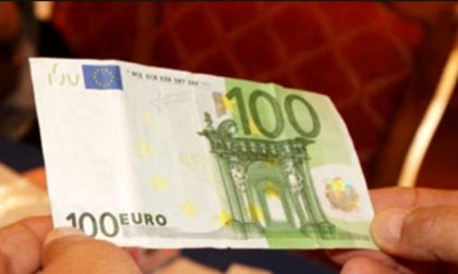 Compra biancheria intima e paga con 100 euro false