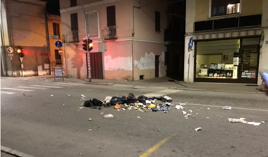 Si diverte ad investire sacchi di immondizia con il suo pick-up