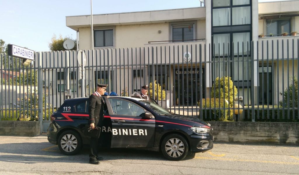 Ubriaco al volante causa due incidenti stradali e aggredisce un vigile