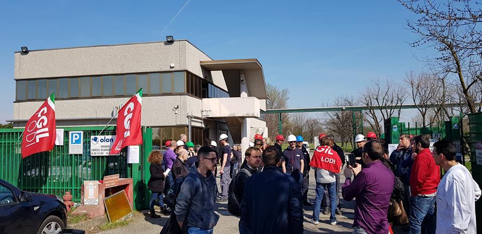 Cento lavoratori in presidio davanti alla Olon