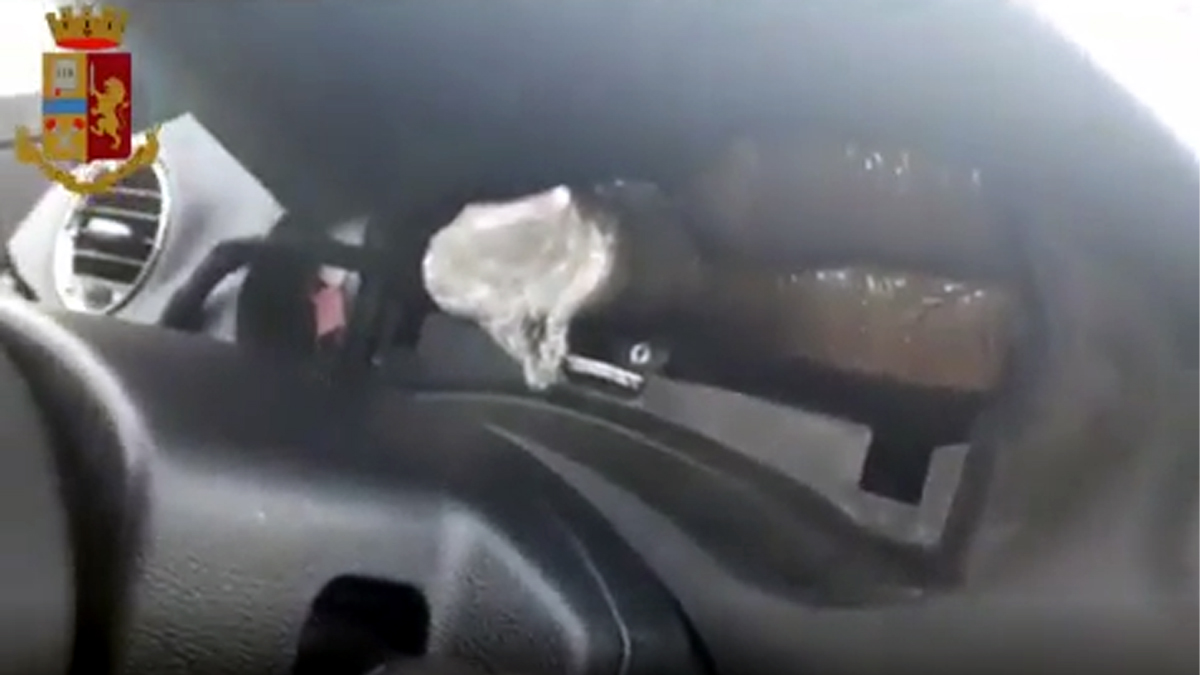 Ecco come ti nascondo la droga nel cruscotto… IL VIDEO