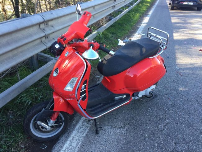 65enne in scooter contro carro attrezzi: è gravissimo