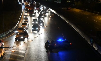 Attraversa l’autostrada A1 a piedi: travolto e ucciso da una macchina
