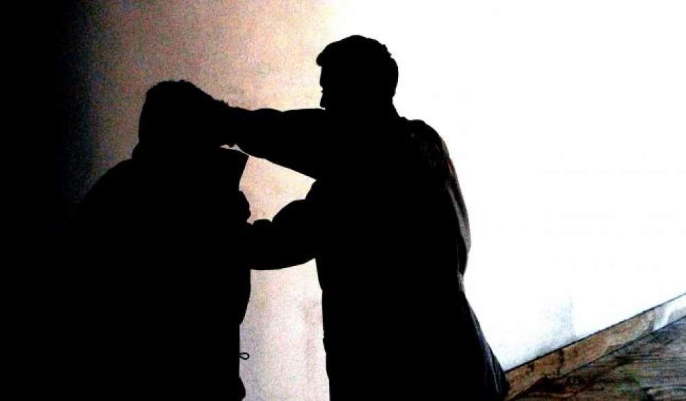Al culmine di un litigio prende a pugni il padre: l’uomo perde un occhio