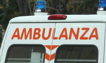 Schianto in moto contro l'ambulanza, due feriti