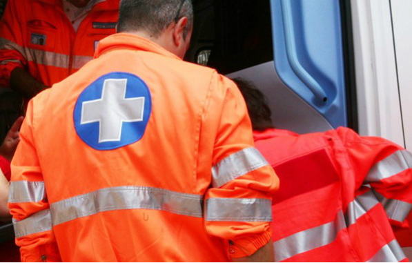 Bimbo di 18 mesi si ferisce alla testa giocando con l’altalena