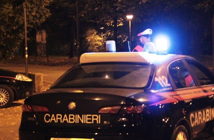 Ubriaco, su auto rubata e senza patente, si schianta contro un cancello