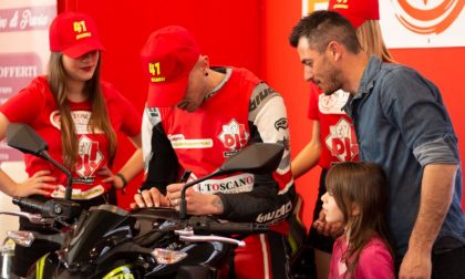 Home 2019, Michele Milanesi firma gli autografi anche fuori dal paddock del motor sport