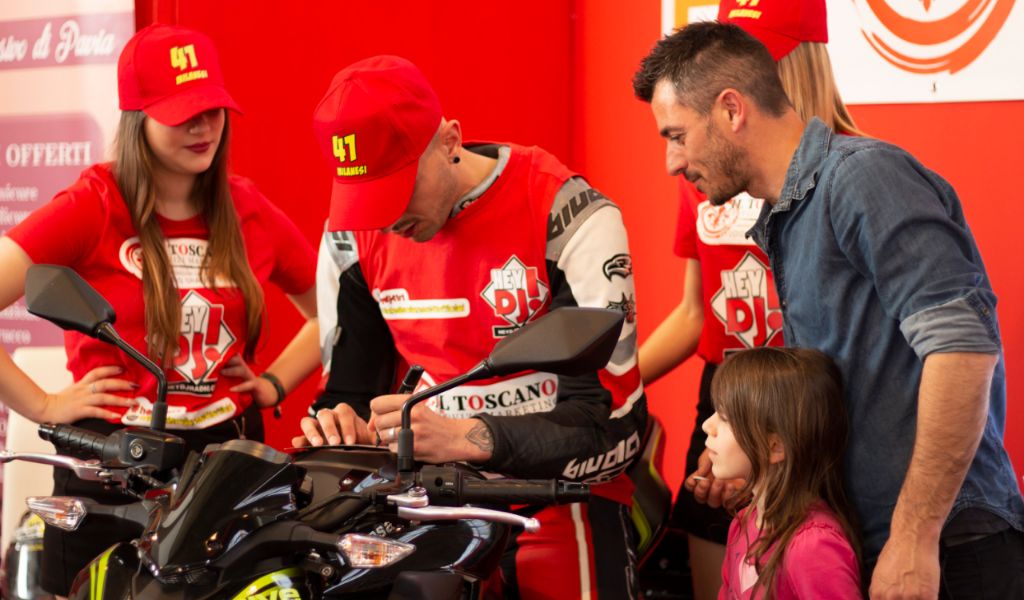 Home 2019, Michele Milanesi firma gli autografi anche fuori dal paddock del motor sport