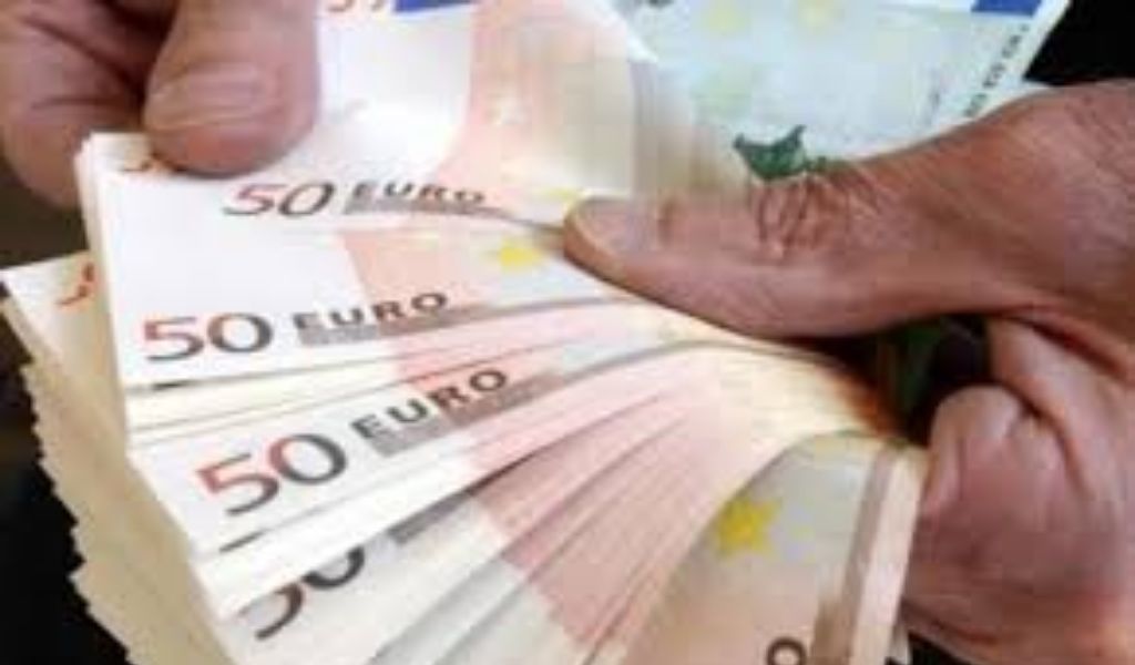 Dimentica 2.400 euro nella tasca dei pantaloni, la proprietaria della lavanderia glieli restituisce