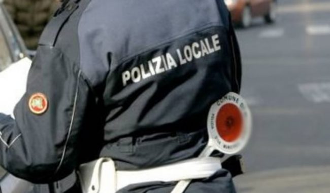 Rubano un’auto e si schiantano contro un muro, poi fuggono