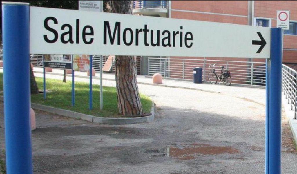 Non pagano il funerale della madre, la salma da gennaio all’obitorio