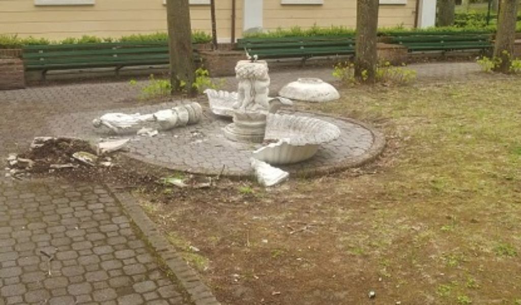 Raid vandalico alle Terme di Salice: distrutta la fontana