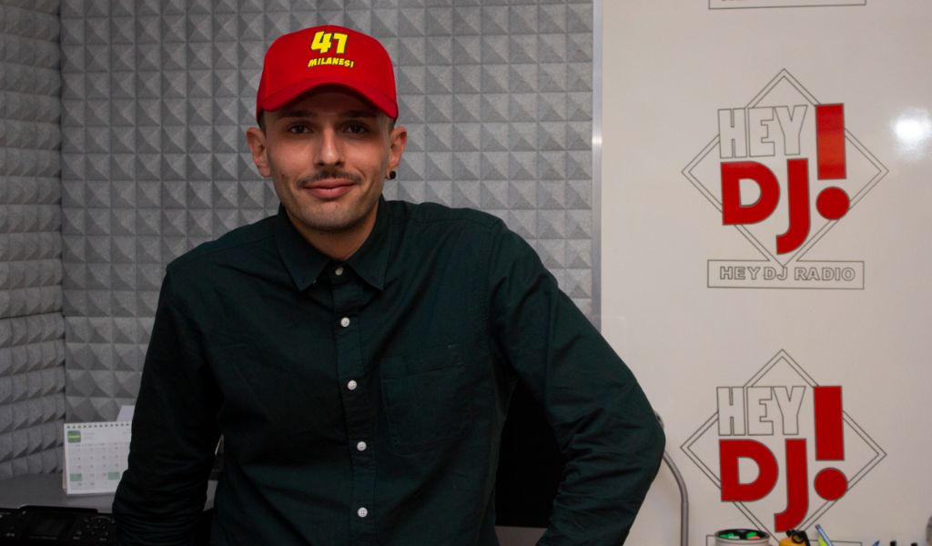 Milanesi ospite su Hey Dj Radio accompagnato dalle ombrelline e dallo staff 