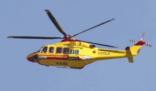 La pianta gli crolla addosso mentre la taglia: 73enne elitrasportato