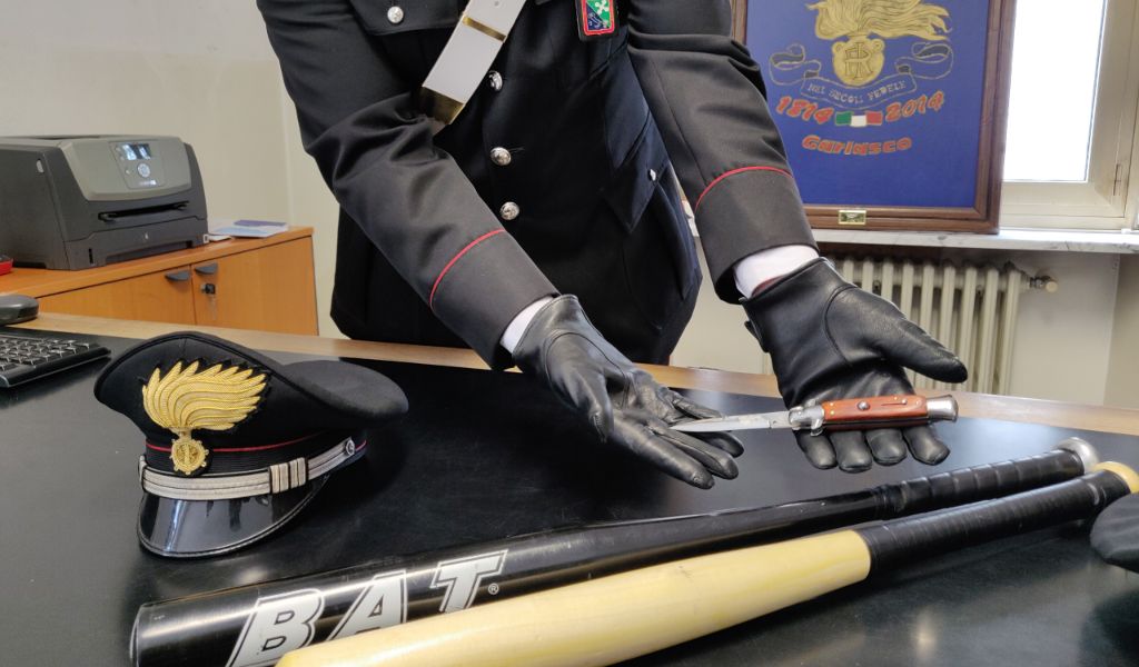 Coltello a serramanico e mazze da baseball in auto, tre giovani nei guai