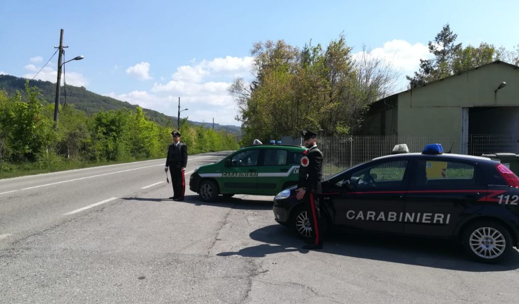 Rubano borsa da un’auto, presi dopo lungo inseguimento