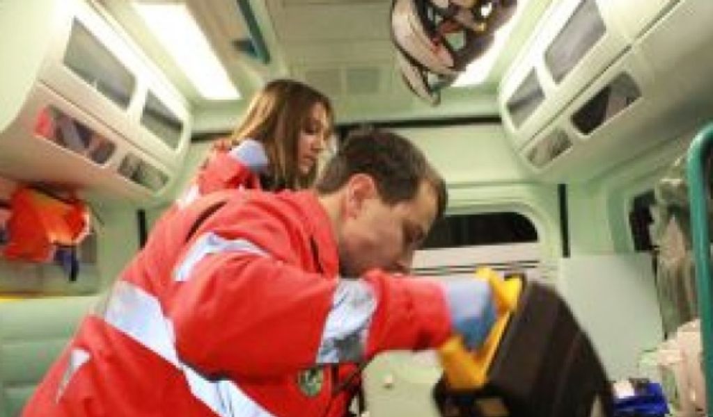 Schianto in moto contro il guard rail, muore 23enne