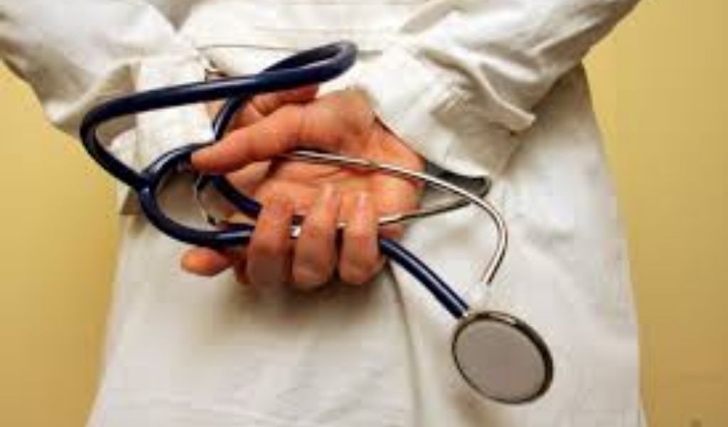 Praticava visite ginecologiche a domicilio, ma non era un medico