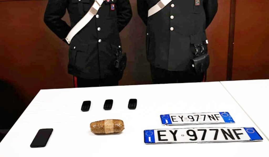 In macchina con oltre mezzo chilo di eroina: arrestato