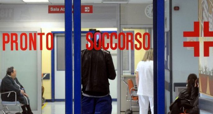 Esce di strada e finisce in un campo, 25enne in ospedale