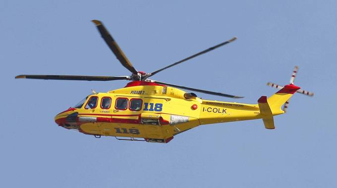 Vuole farla finita impiccandosi al balcone: salvato da alcuni operai