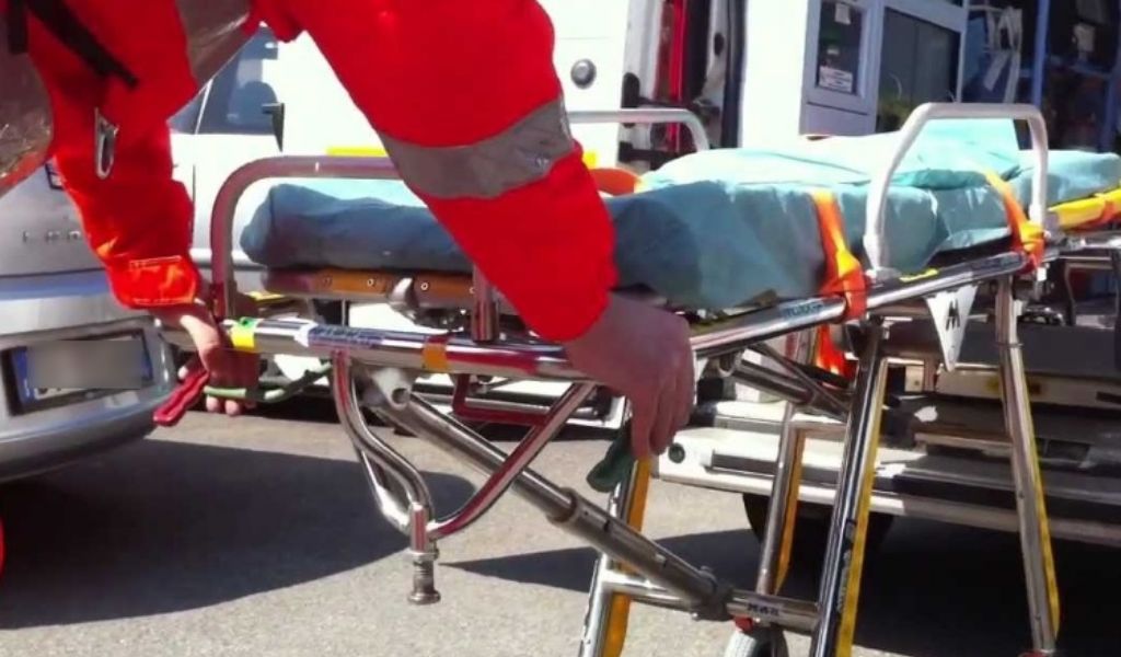 Travolto da materiale in azienda, 55enne in prognosi riservata