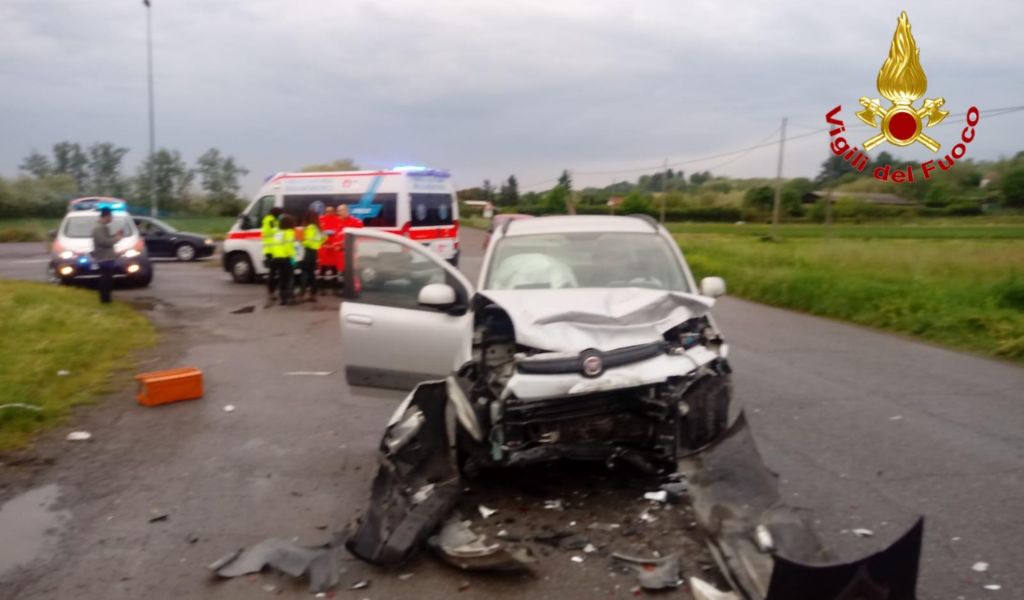 Schianto frontale tra due auto, feriti tre giovani FOTO