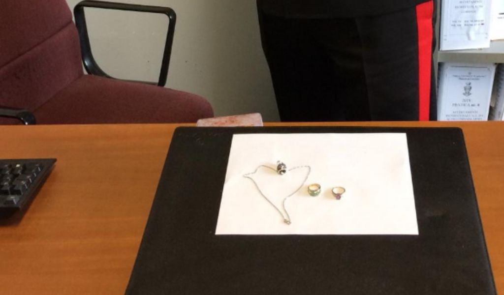 Ruba l’oro mentre fa le faccende domestiche: denunciata