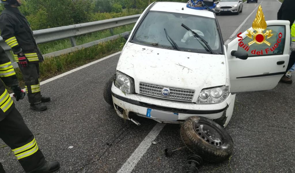 Esce di strada con l’auto, soccorso un uomo di 61 anni FOTO