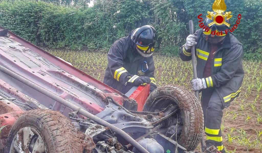 Donna perde il controllo dell’auto e si ribalta nei campi FOTO