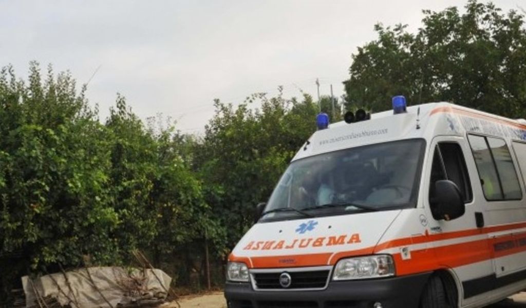 Tenta il suicidio impiccandosi ad un albero: salvato in extremis