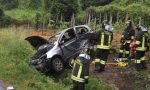 Violento schianto tra due auto, una finisce in un fosso FOTO